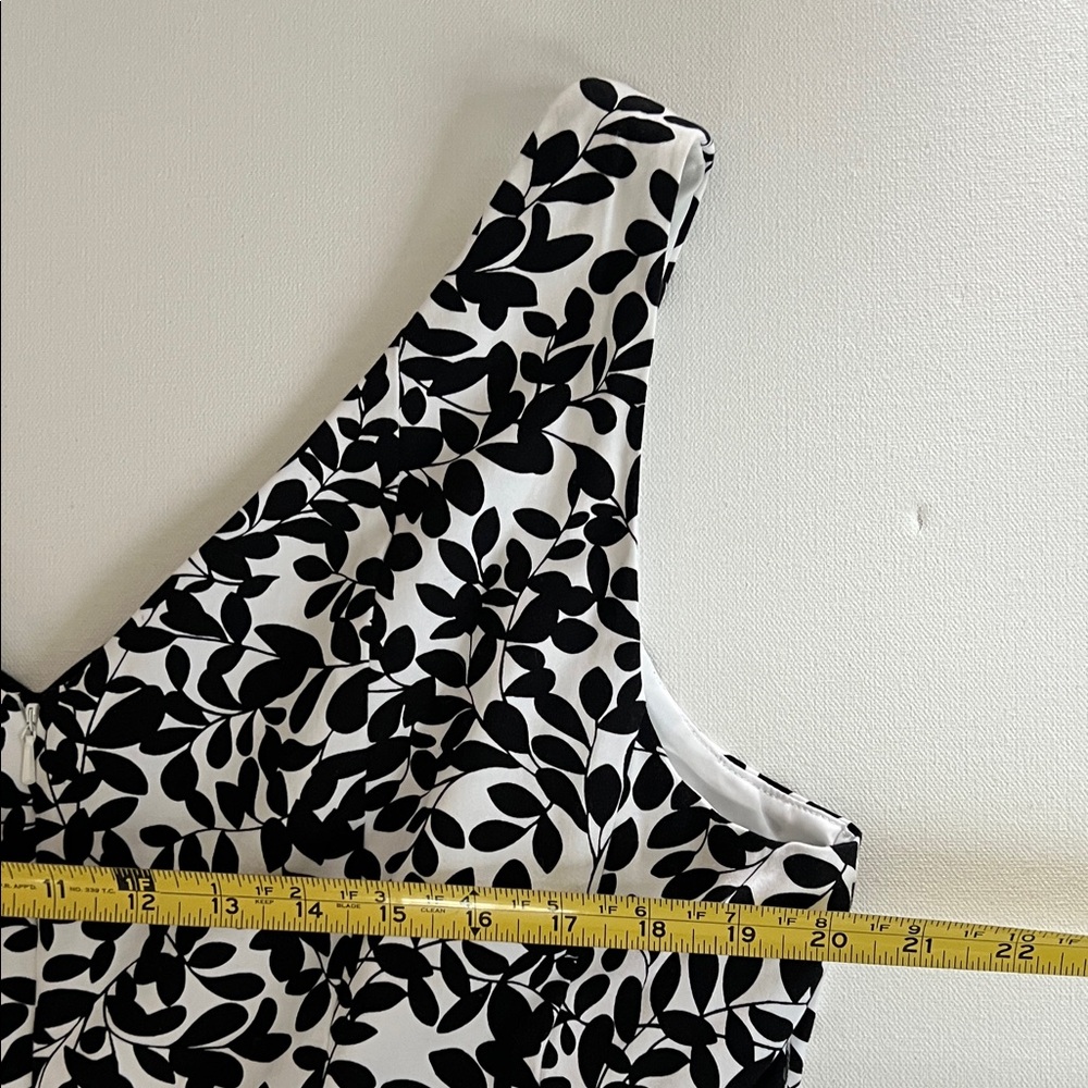 Jones Wear Black and White Sleeveless Leaf Pattern Dress - 16 - Picture 8 of 9